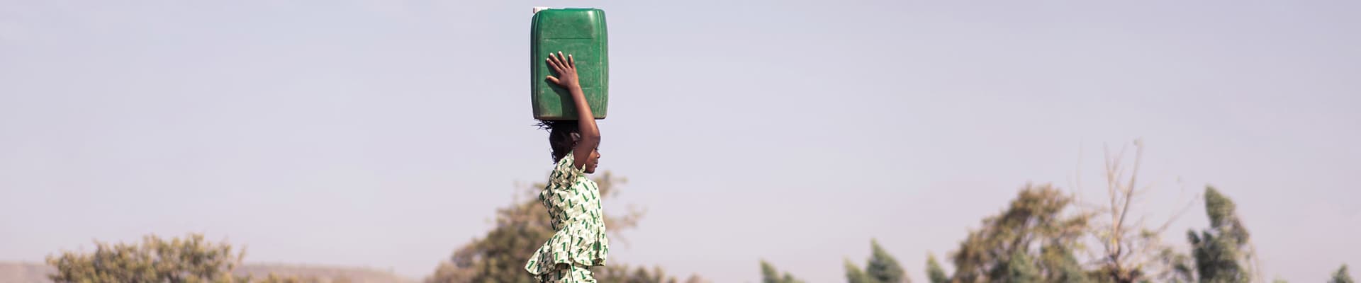 In Africa, per ottenere a acqua potabile sicura è spesso necessario percorrere molti kilometri