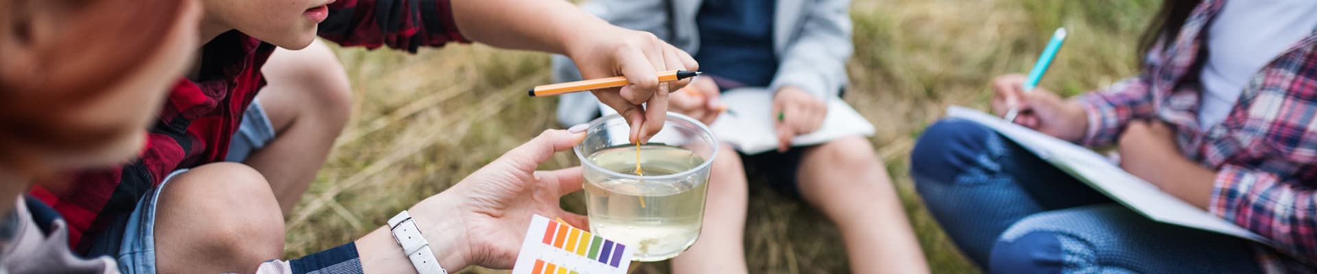 Giovani studenti effettuano misurazioni sul campo con la loro insegnante
