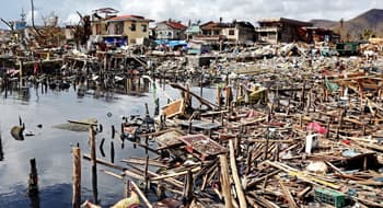 2103, il devastante tifone Haiyan si abbate su Tacloban, nelle Filippine